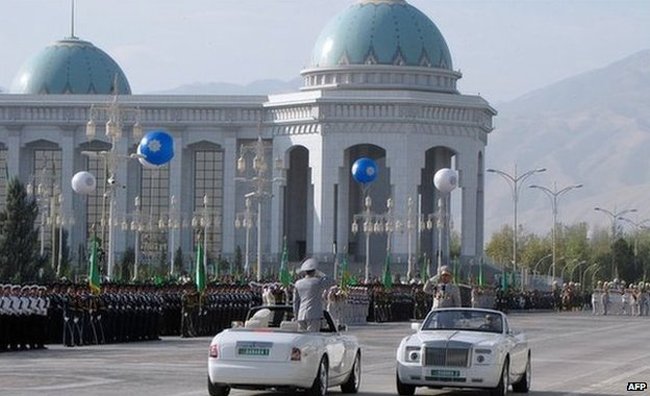  Când albul devine prin lege negru: Maşini oficiale negre INTERZISE în Turkmenistan