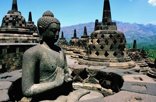  VIDEO: Cel mai mare templu buddhist din lume – Borobudur din Indonezia