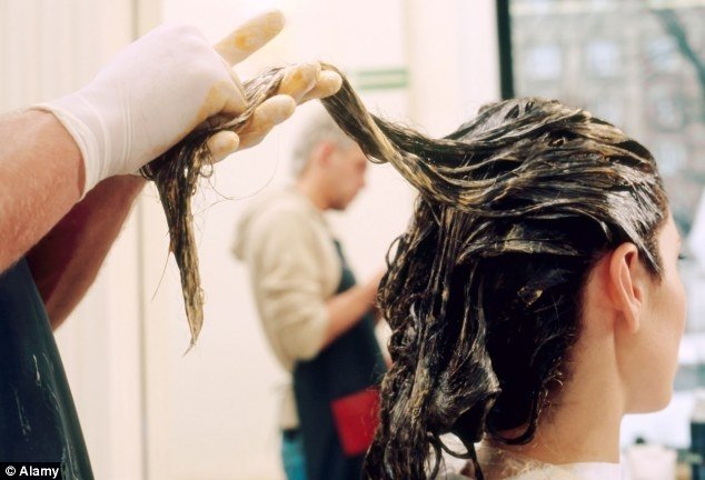  Studentă din Iaşi în ŞOC după ce şi-a vopsit părul. A ajuns de urgenţă la spital