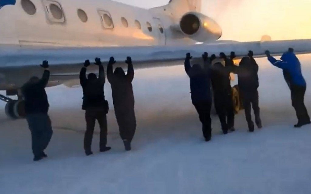  VIDEO: După ce i-au pus pe pasageri să împingă avionul, au fost concediaţi