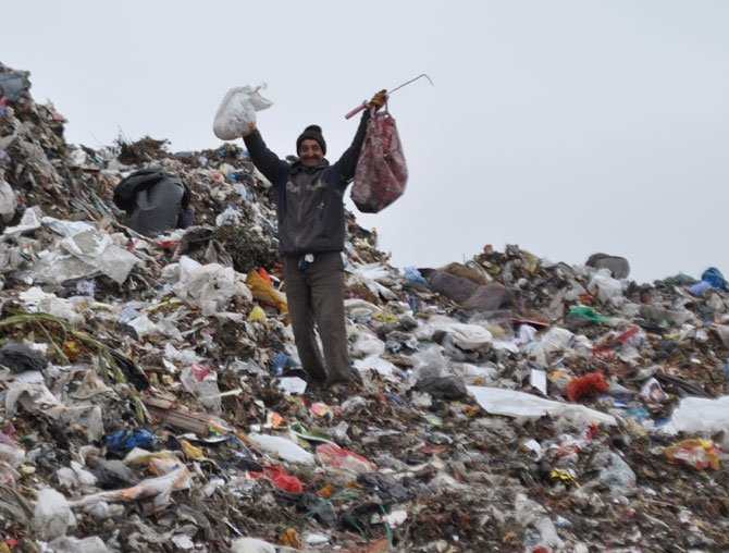  Un consilier din Roma a găsit loc de muncă pentru ţigani: să strângă gunoiul