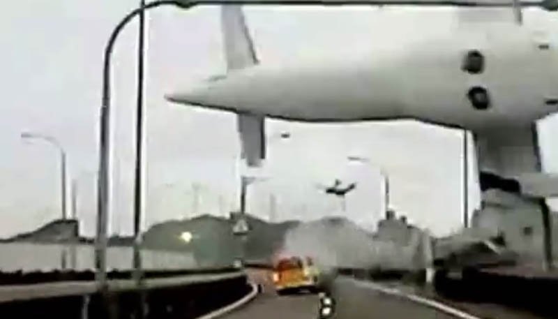  VIDEO Taiwan: Şoferul unui taxi a supravieţuit după ce a fost lovit de avionul TransAsia care se prăbuşea
