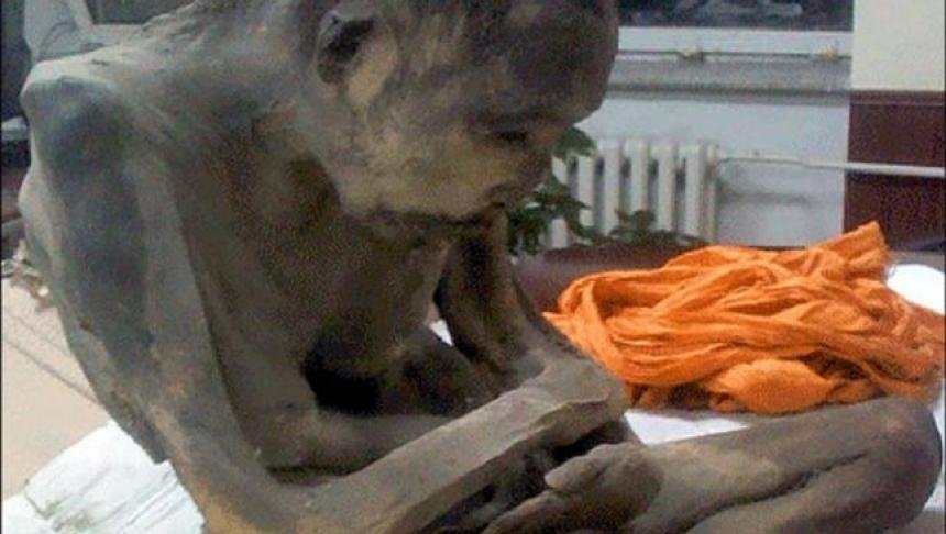  FOTO: Un călugăr mumificat nu ar fi mort, ci într-o stare de meditaţie profundă, susţine un savant budist