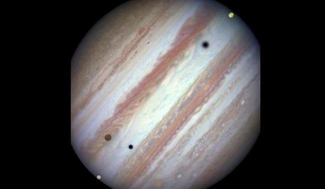  Conjuncţie rară a trei dintre sateliţii principali ai planetei Jupiter, fotografiată de NASA