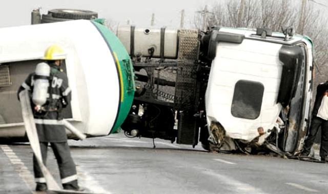  Un autobuz plin cu călători s-a ciocnit cu o cisternă cu lapte: 13 pasageri au fost răniţi