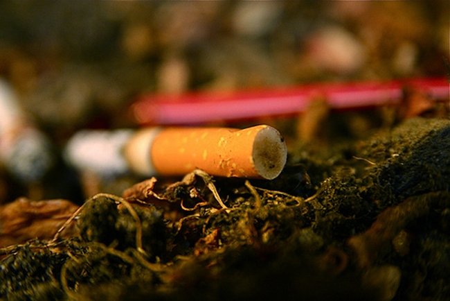  Un poliţist din Iaşi a obligat un copil cu handicat să mestece tutun