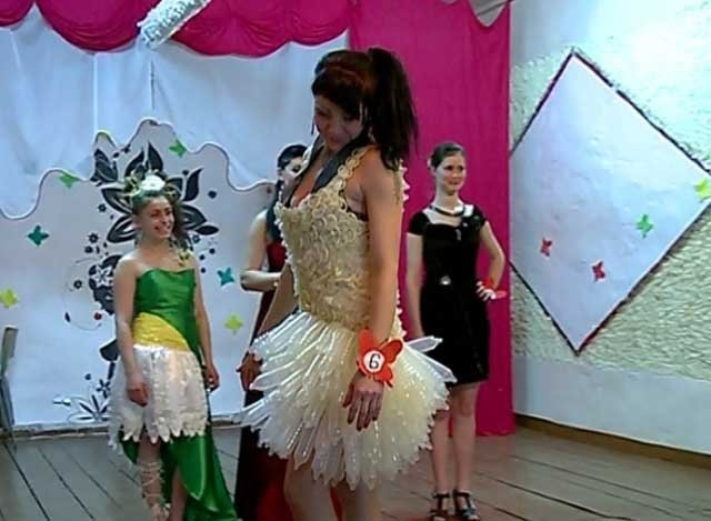  VIDEO: S-a prezentat la un concurs de Miss cu o rochie din prezervative