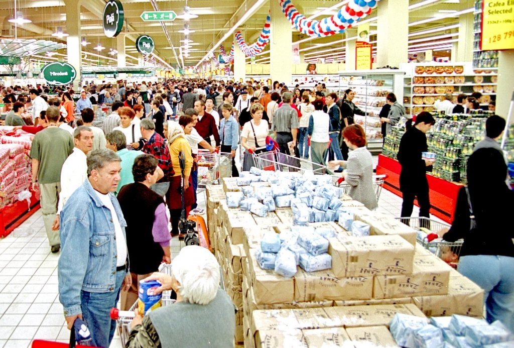  Românii au început să iasă din nou la cumpărături