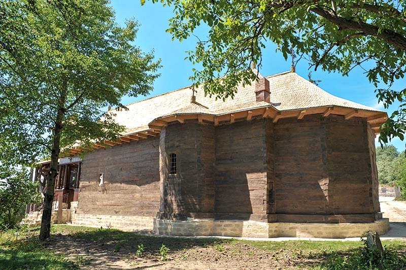  Un nou obiectiv turistic la Dobrovăţ: S-a terminat renovarea Bisericii de lemn Sf. Pantelimon