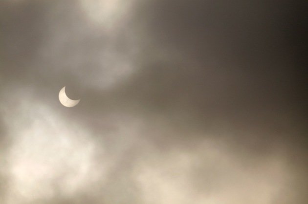  Eclipsa de soare la Iaşi, acoperită de nori. A început de la ora 10:52