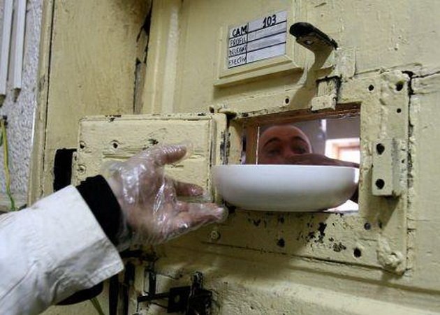  Deţinuţii din Penitenciarul Iaşi mănâncă bine: 700 g carne/săptămână, mai mult porc