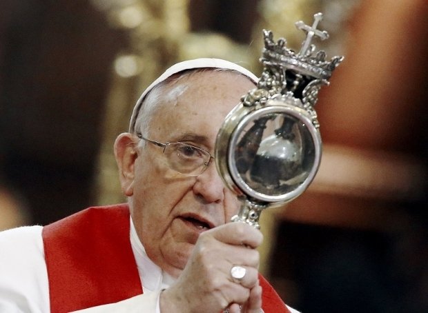  MIRACOL! Sângele sfântului Gennaro s-a lichefiat, sărutat de Papa Francisc