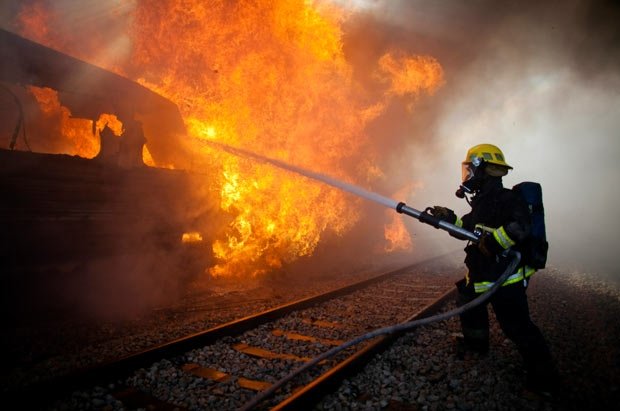  Incendiu într-un tren care transporta produse chimice, în Belgia. 300 de oameni au fost evacuaţi