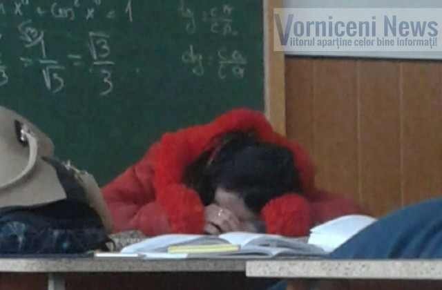  FOTO: Profesoara de matematica, dormind cu capul pe catedra in timpul orelor