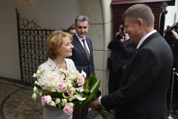  Preşedintele Iohannis şi soţia sa, la castelul Peleş la dineul principesei Margareta
