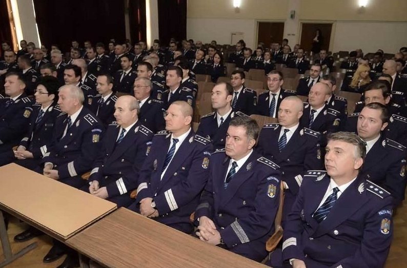  GALERII FOTO: Plachete şi diplome pentru sute de poliţişti din Iaşi avansaţi în grad