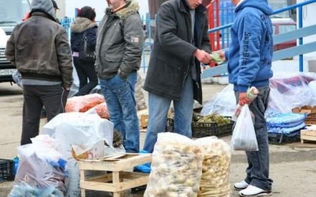  Piaţa CUG din Iaşi, lăsată fără marfă. Poliţiştii au confiscat sute de kg de carne, legume şi fructe