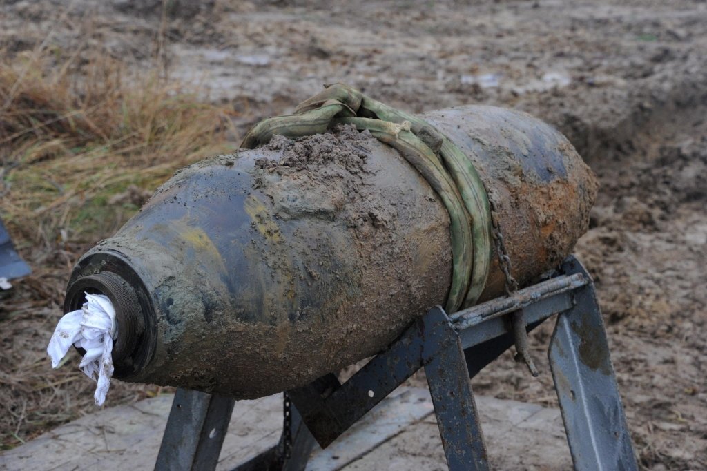 Bombă de aviaţie de 100 kg, găsită în curtea unei societăţi comerciale din Iaşi