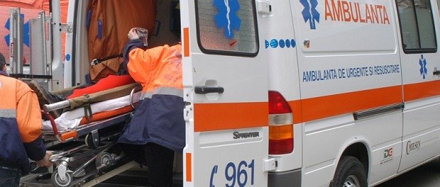  Autocar cu 35 de persoane, aruncat în şanţ de un TIR. 7 pasageri au fost raniti