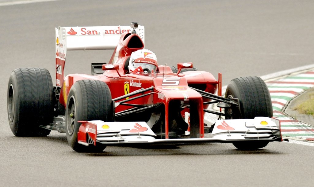 Vettel scoate Ferrari de la naftalină