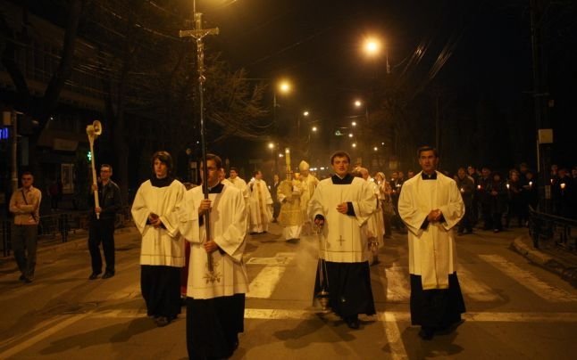  Credincioşii catolici ieşeni pregătesc sărbătoarea Învierii Domnului
