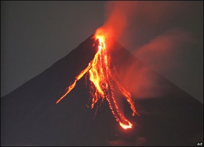  Unul dintre cei mai activi vulcani filipinezi a intrat în erupţie; cinci morţi probabile