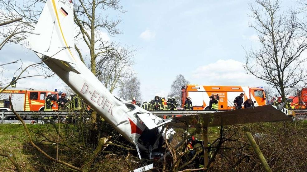  VIDEO: Avion PRĂBUȘIT pe o AUTOSTRADĂ din Germania. Sunt 2 morţi