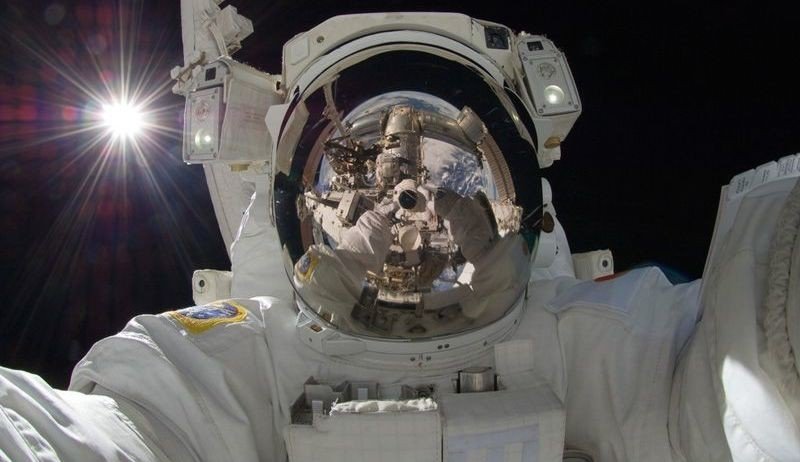  IMAGINI filmate cu o camera GoPro montată pe costumul unui astronau în spaţiu