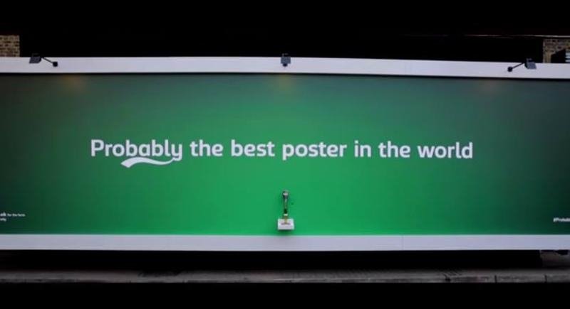  VIDEO Reclama inedita: Cum arata panoul publicitar care ofera bere trecatorilor din Londra