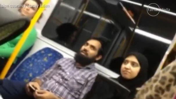  VIDEO O femeie din Sydney apara o musulmana hartuita in metrou pentru ca poarta hijab