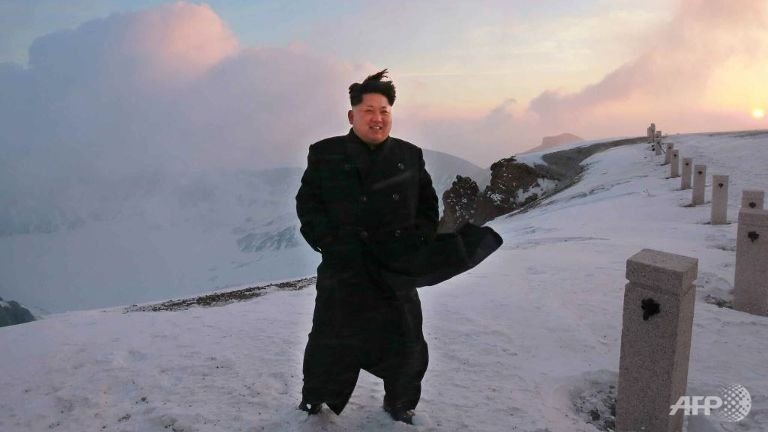  FOTO Kim Jong-un a urcat pe cel mai înalt pisc din Coreea de Nord în palton şi pantofi