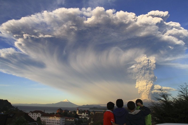  IMAGINI: Eruptie a vulcanului Calbuco in Chile; populatia, evacuata pe o raza de 20 km
