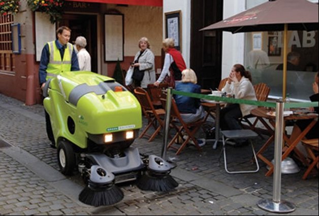  Echipament GREEN MACHINE 414: ideal pentru curăţenia stradală şi a parcurilor
