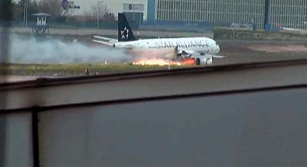  VIDEO: Vedeţi un avion al Turkish Airlines cu motorul în flăcări pe aeroport