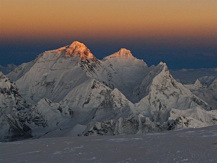  VIDEO Alpinistul Alex Gavan: Elicopterele au ajuns la taberele 1 si 2 de pe Everest. Din cauza aerului rarefiat evacueaza doar cate doua persoane