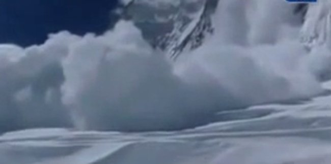  VIDEO Momentul terifiant in care avalansa loveste tabara de baza de pe Everest. Cel putin 18 alpinisti au murit