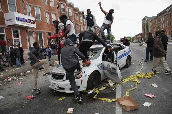  VIDEO Noi CONFRUNTĂRI violente între poliţie şi protestatari la Baltimore