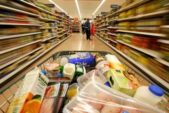  Premierul Ponta ameninta comerciantii cu „taxe speciale” daca preturile la alimente nu scad dupa reducerea TVA