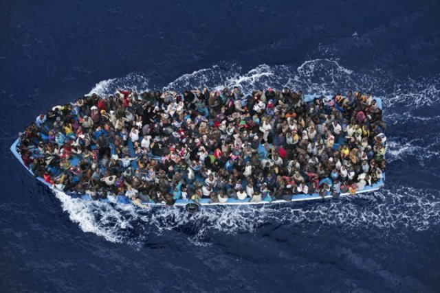  UE vrea acţiuni militare contra traficanţilor de persoane care operează în Marea Mediterană