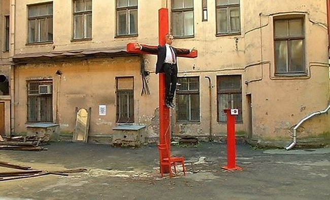  Imagine controversată: O statuie care pare să-l înfăţişeze pe Putin crucificat, înlăturată de la o expoziţie din Riga