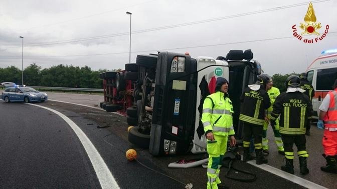  Camion condus de un român răsturnat peste un autoturism pe o autostradă din Italia