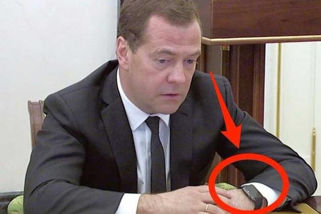  Medvedev şi-a etalat noul Apple Watch la o întâlnire cu Putin