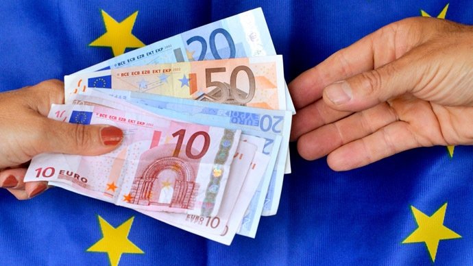  Euro scade faţă de majoritatea monedelor din cauza incertitudinilor din Grecia