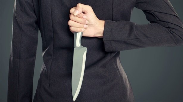  O femeie a încercat să atace cu un cuţit un procuror, într-un tribunal din Italia