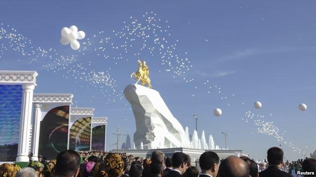  Dictatorul secolului XXI. Gurbanguly Berdymukhamedov galopează spre nemurire în Turkmenistan