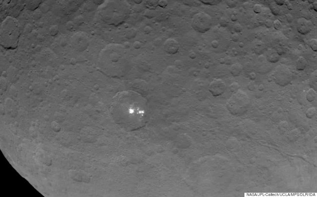  Misterul de pe Ceres. Fotografia surprinsă de sonda spaţială Dawn îi lasă fără explicaţii pe savanţi
