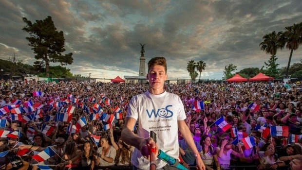  Un adolescent din Nisa a stabilit recordul mondial la cel mai mare selfie