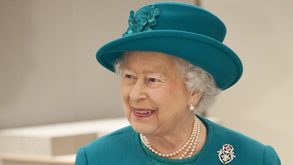 Privilegii insolite: Elizabeth a II-a poate să conducă fără permis şi deţine toţi delfinii din regat