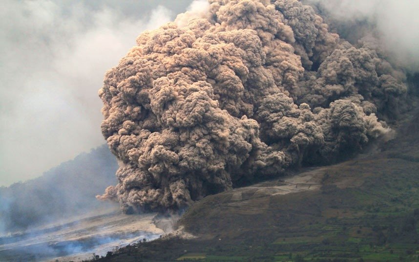  Mii de oameni evacuaţi în Indonezia din zona vulcanului Sinabung