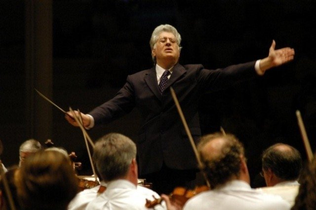  Maestrul Paul Nadler revine vineri la Iaşi într-un concert simfonic de excepţie